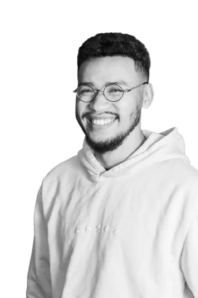 Portrait de Heri Habberstad, souriant, en noir et blanc